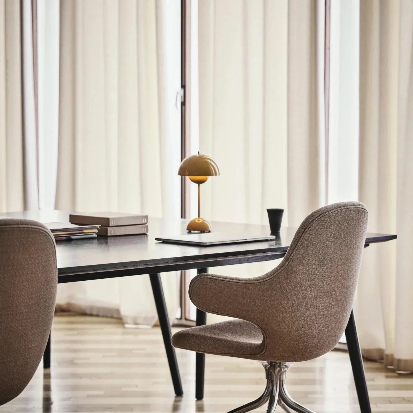 AuroraGlo Table Lamp – Elegant Wireless Design with Dimming Options 6