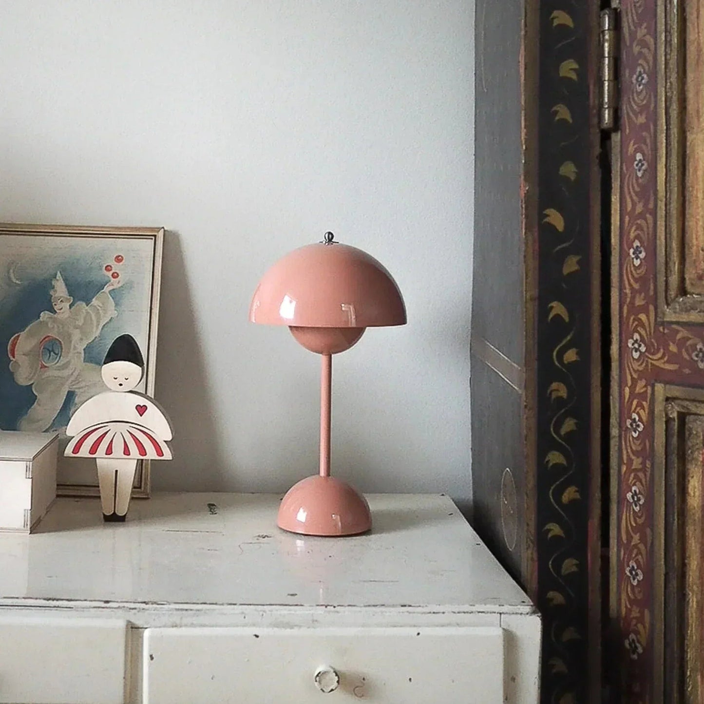 AuroraGlo Table Lamp – Elegant Wireless Design with Dimming Options 8