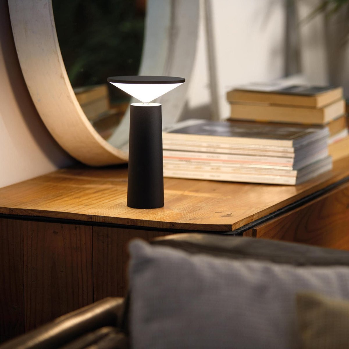 Aurora Table Lamp – Cordless Design with Modern Aesthetics 3