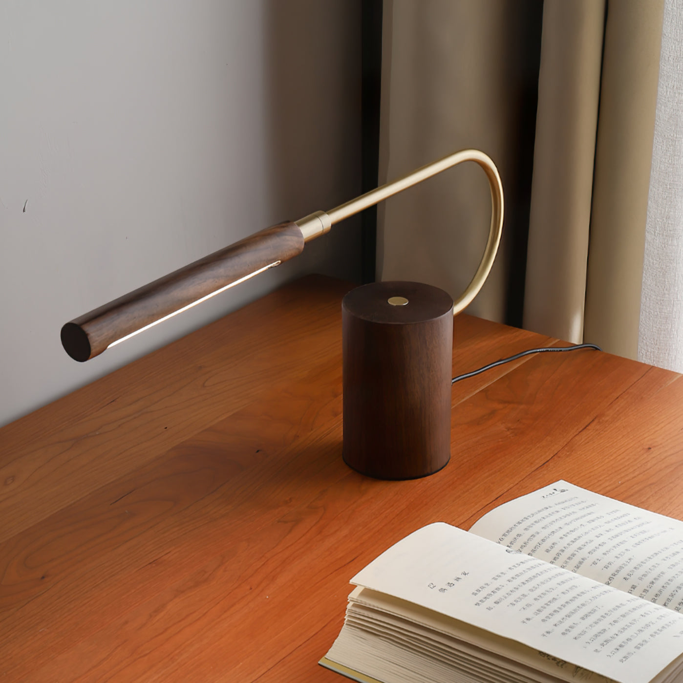 Banker Slim Table Lamp – Elegant Lighting with Natural Materials 3