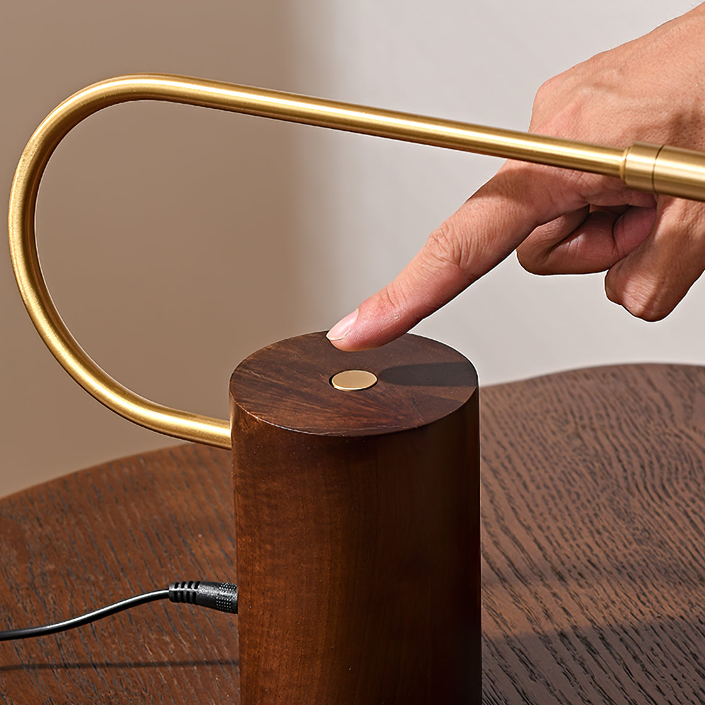 Banker Slim Table Lamp – Elegant Lighting with Natural Materials 4
