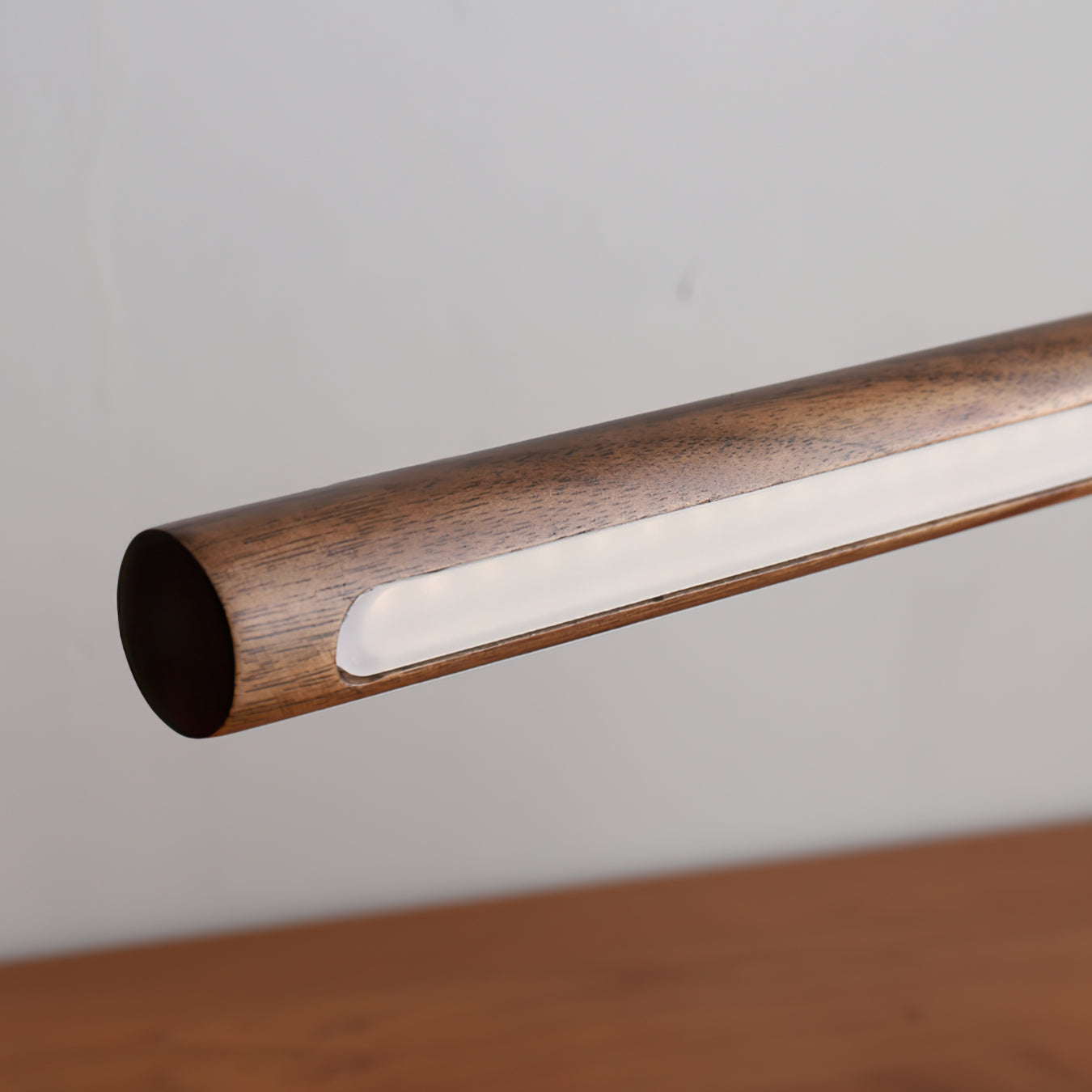 Banker Slim Table Lamp – Elegant Lighting with Natural Materials 5