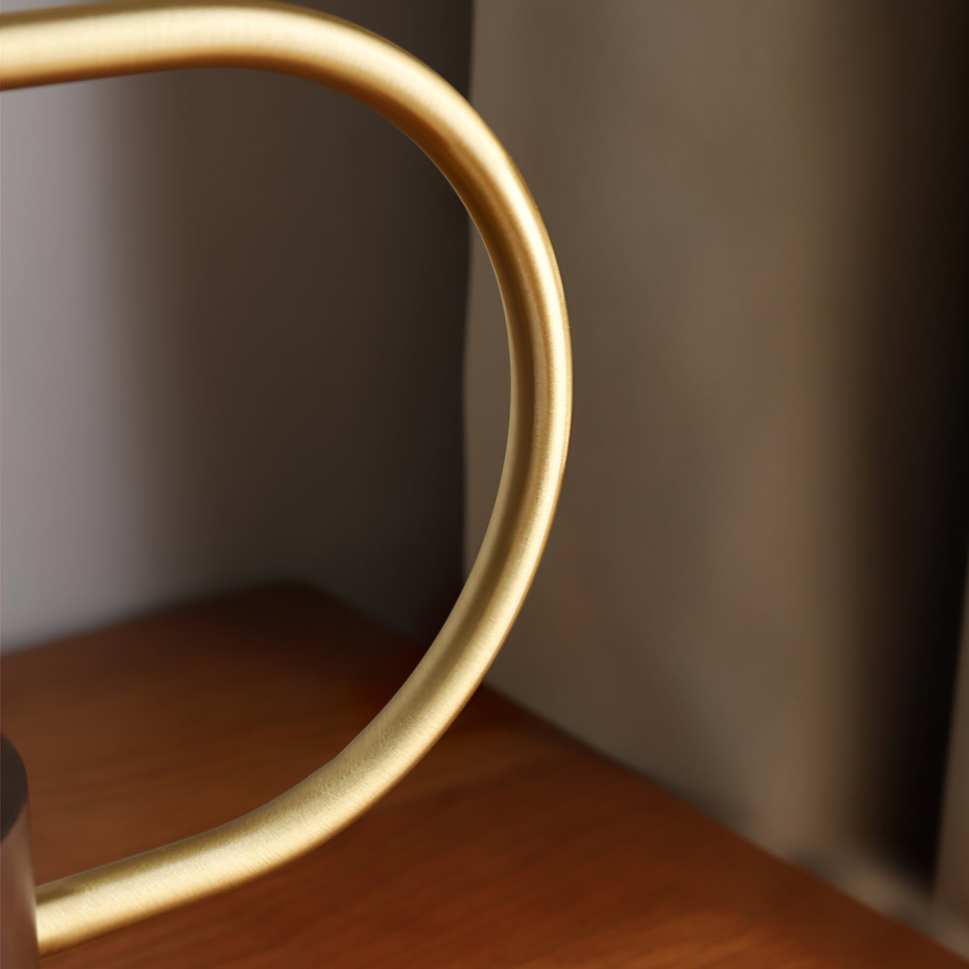 Banker Slim Table Lamp – Elegant Lighting with Natural Materials 6