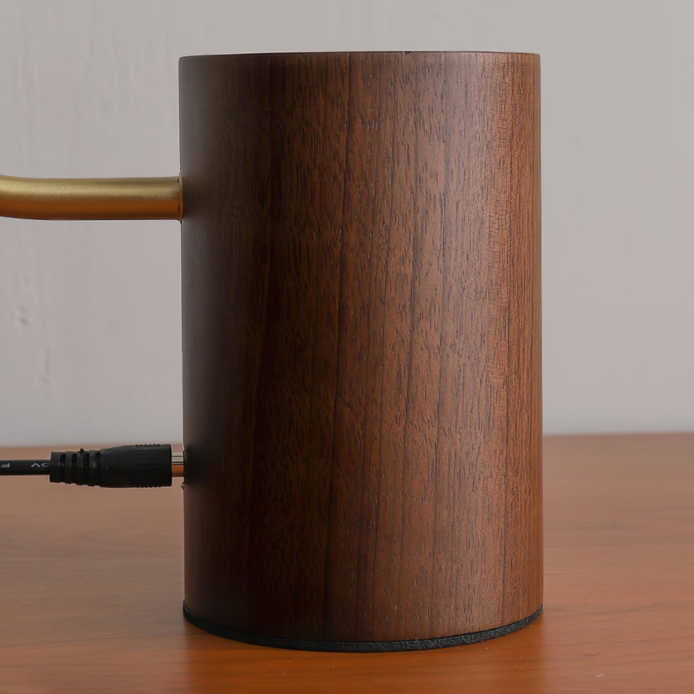 Banker Slim Table Lamp – Elegant Lighting with Natural Materials 7