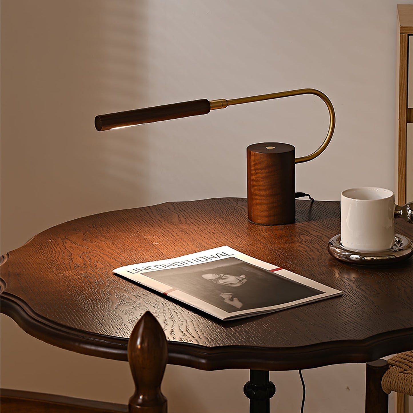 Banker Slim Table Lamp – Elegant Lighting with Natural Materials 8