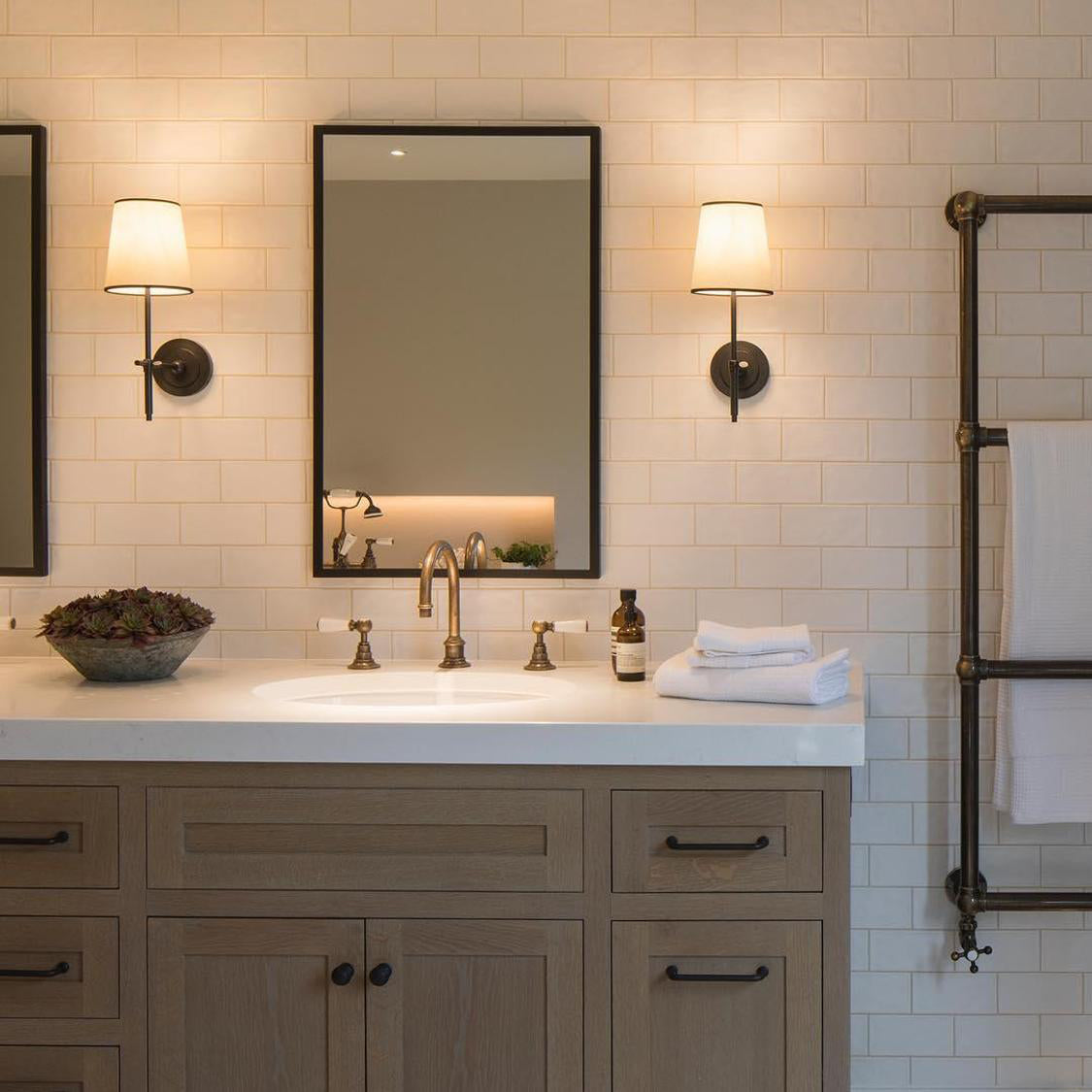 Bryant Wall Lamp – Timeless Elegance with Soft Glow 3