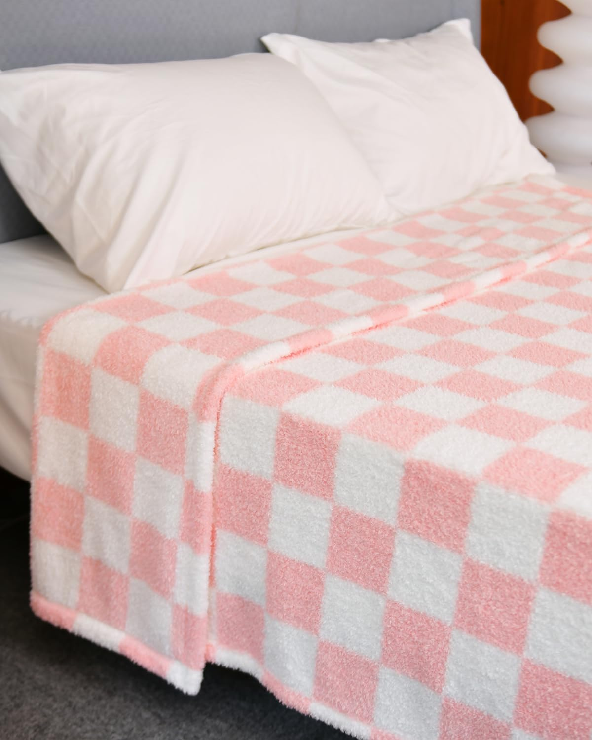 Carré-Douce Plaid – Elegant Diamond Pattern for Cozy Spaces 4