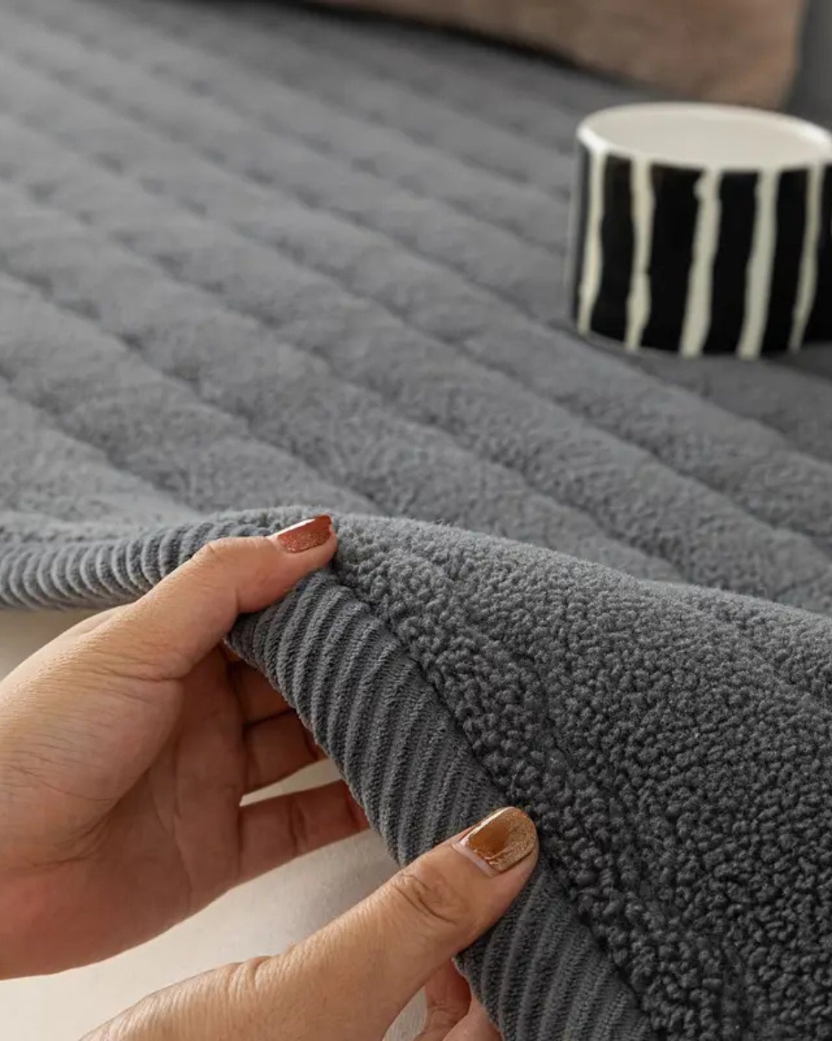 La Sérénité Élégante – Premium Plush Cover for Stylish Comfort 2