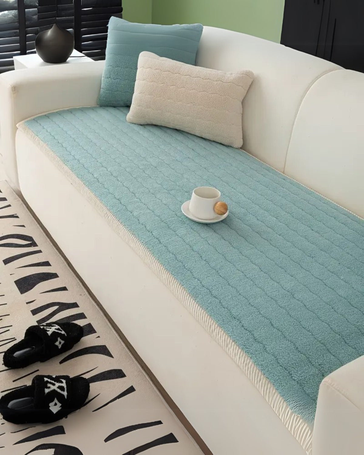 La Sérénité Élégante – Premium Plush Cover for Stylish Comfort 9