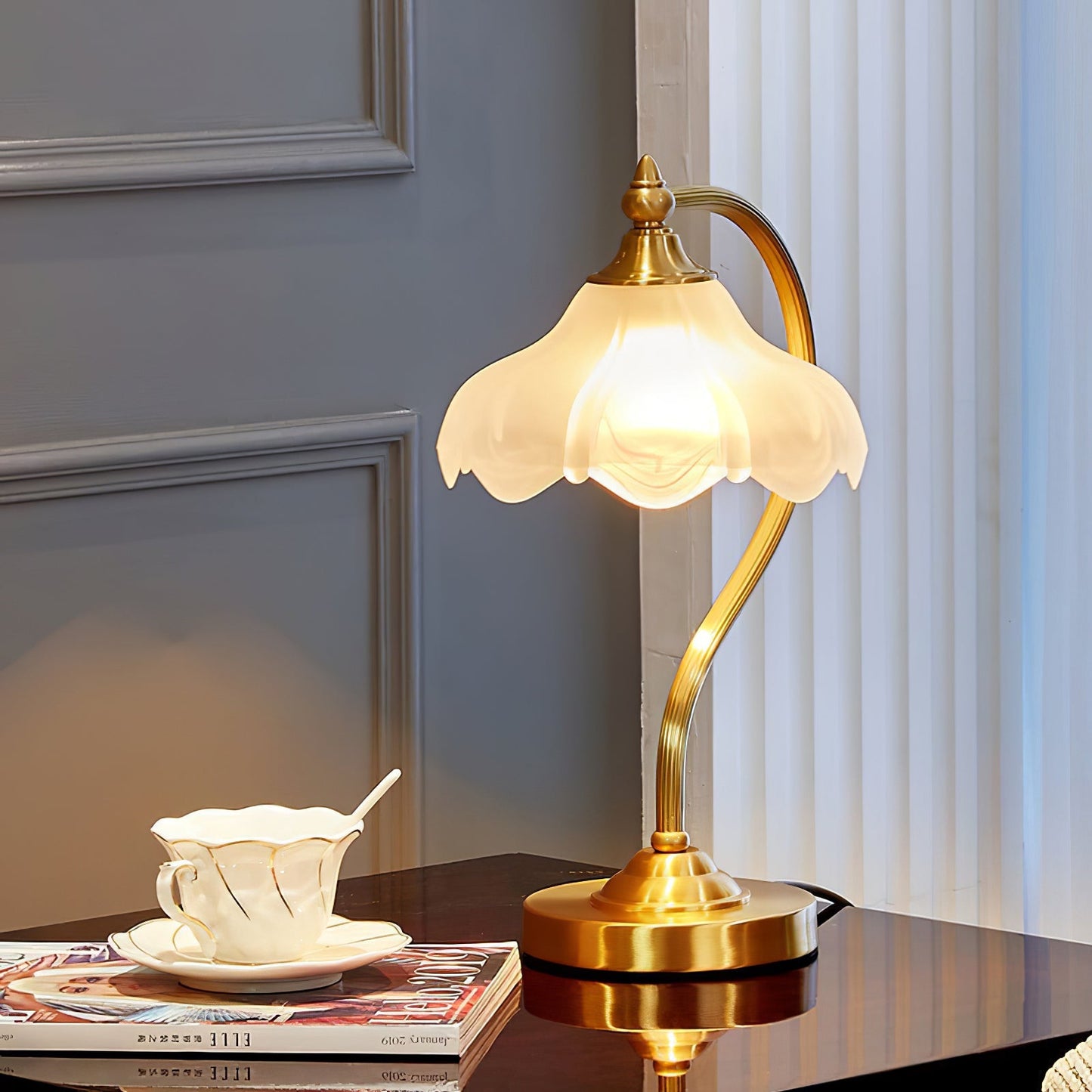 Magnolya Blüten Table Lamp – Sophisticated Illumination with Floral Elegance 2