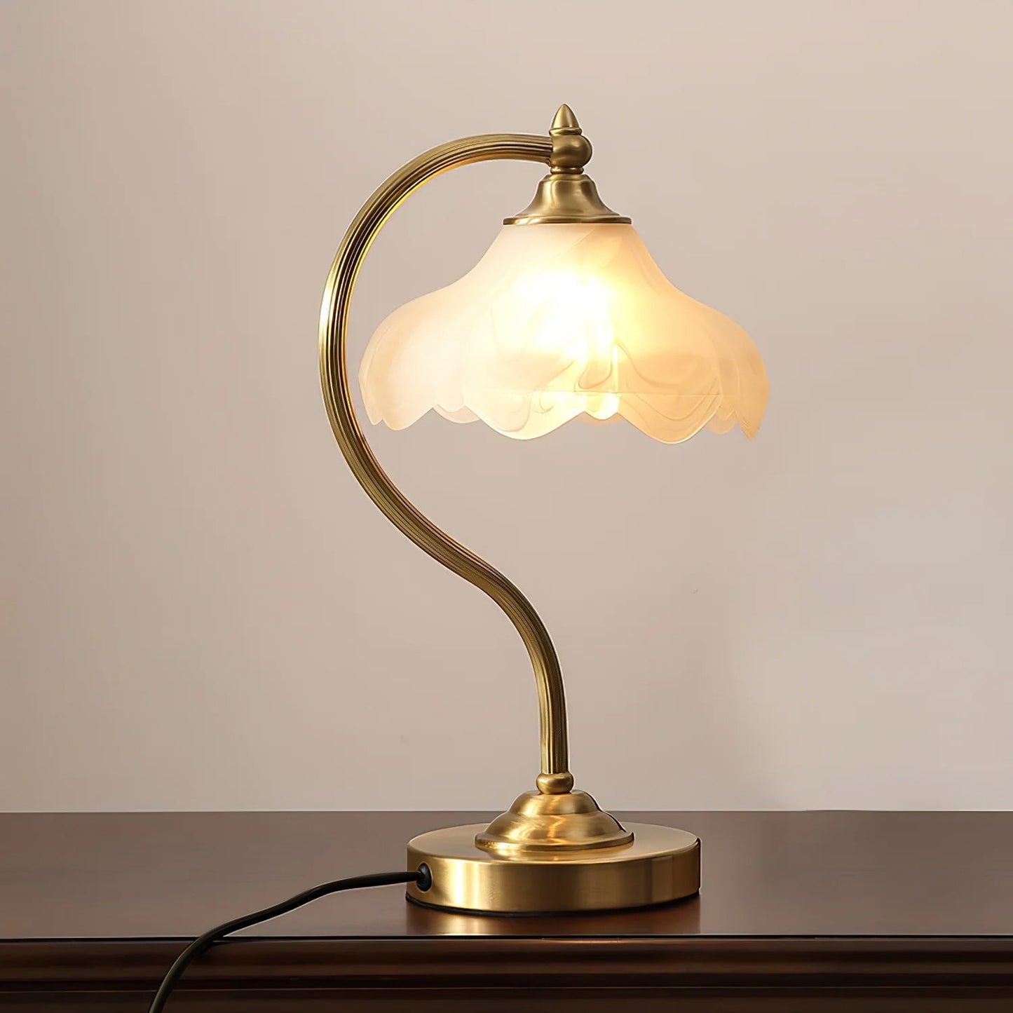Magnolya Blüten Table Lamp – Sophisticated Illumination with Floral Elegance 3
