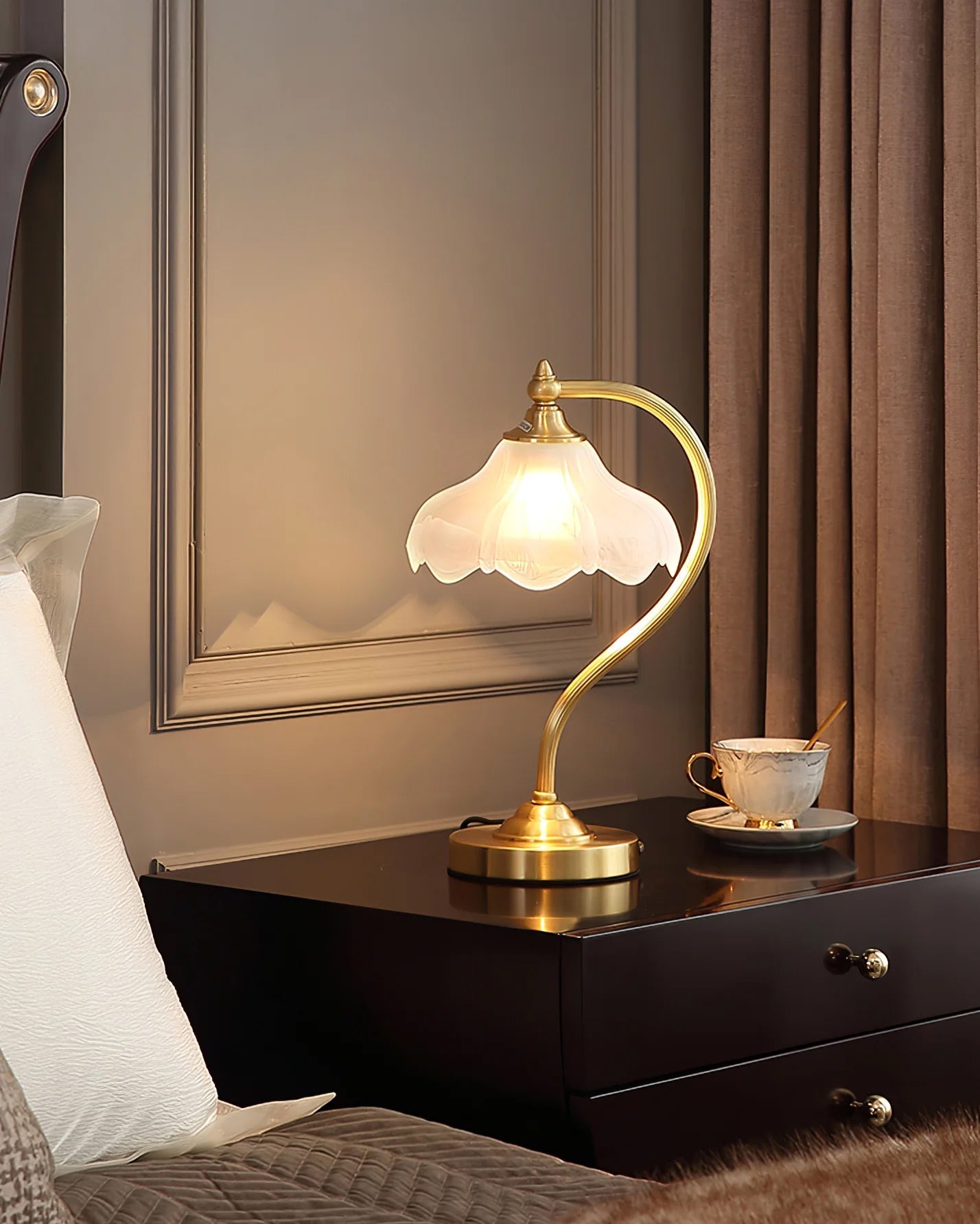 Magnolya Blüten Table Lamp – Sophisticated Illumination with Floral Elegance 5