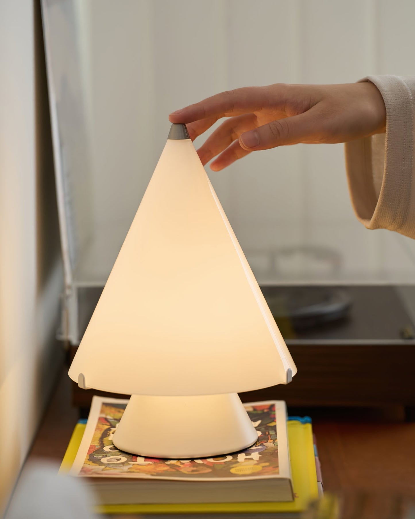 Miza Table Lamp – Elegant Design with Touch Control 4