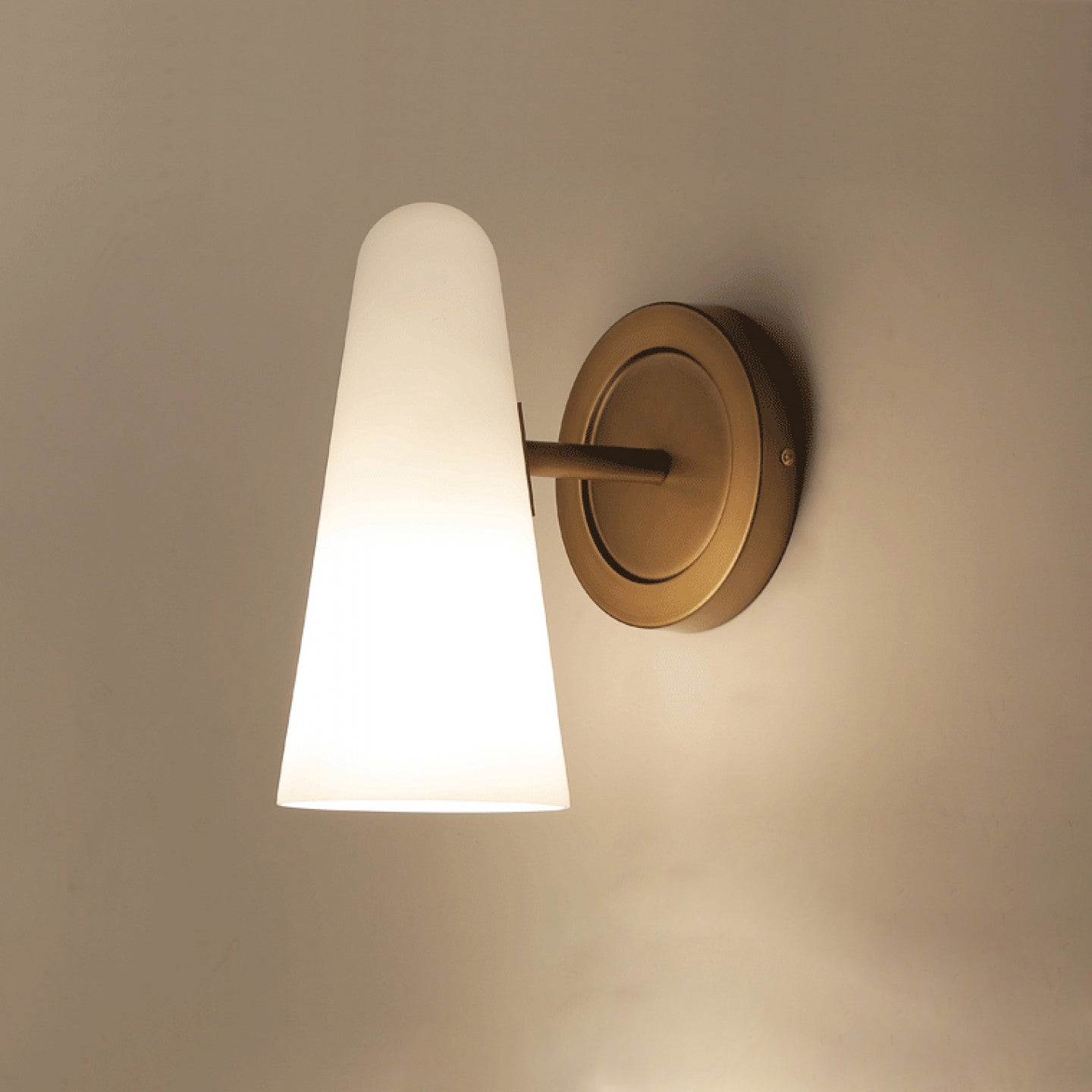 Montfaucon Wall Lamp – Timeless Elegance for Cozy Spaces 8