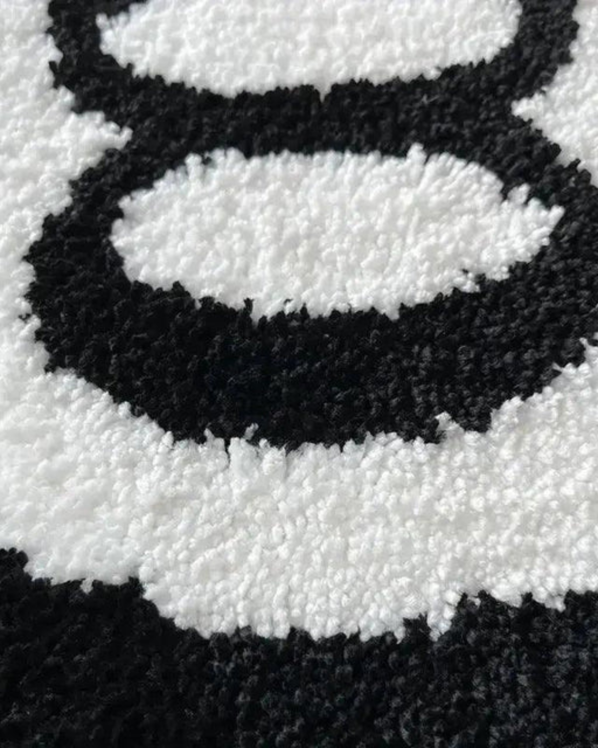 Noire Eight Carpet – Plush Round Design for Modern Elegance 5