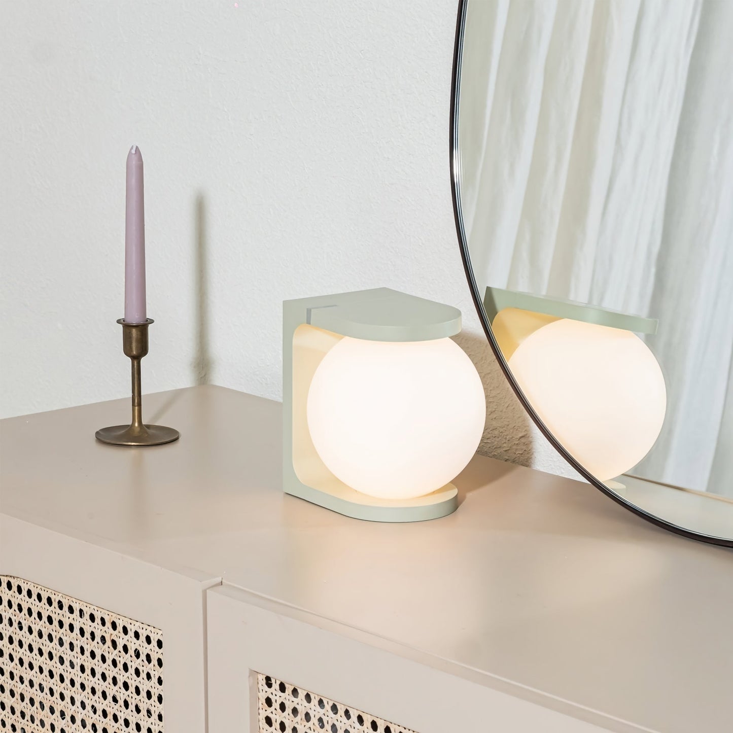 Plat Table Lamp – Sleek Style with Wireless Functionality 2