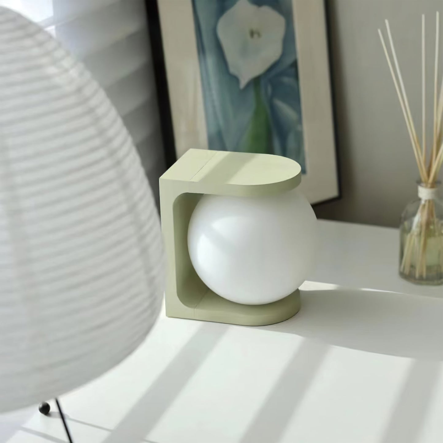 Plat Table Lamp – Sleek Style with Wireless Functionality 3