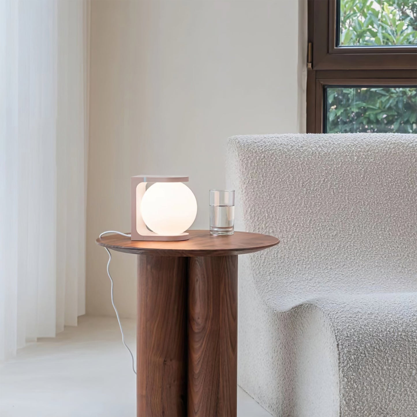 Plat Table Lamp – Sleek Style with Wireless Functionality 7