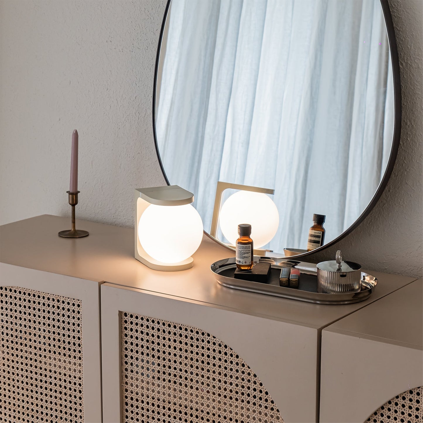 Plat Table Lamp – Sleek Style with Wireless Functionality 8