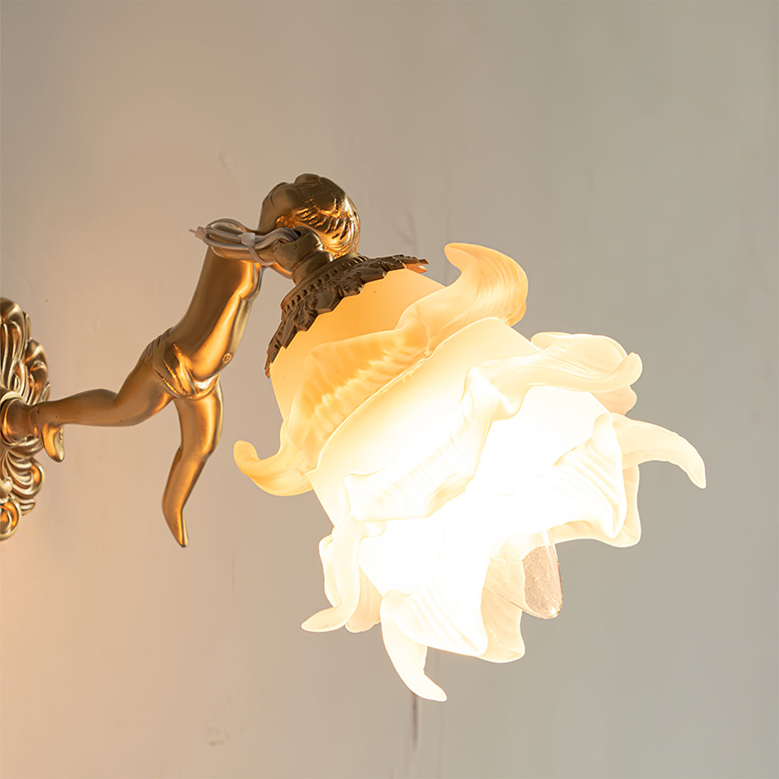 Putti Statuetten Brass Wall Lamp – Charming Design for Elegant Spaces 3