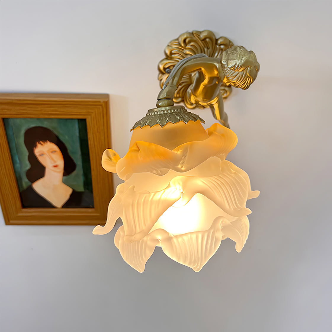 Putti Statuetten Brass Wall Lamp – Charming Design for Elegant Spaces 4