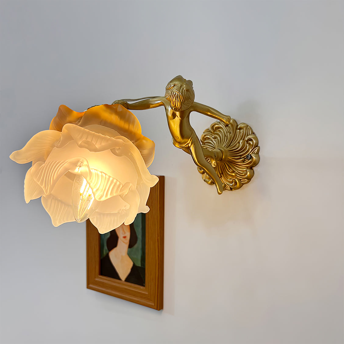 Putti Statuetten Brass Wall Lamp – Charming Design for Elegant Spaces 8