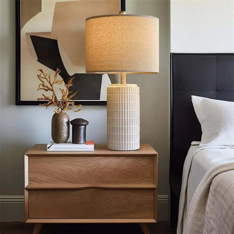 Retro Style Ceramic Table Lamp – Chic Design with Cozy Ambiance 3