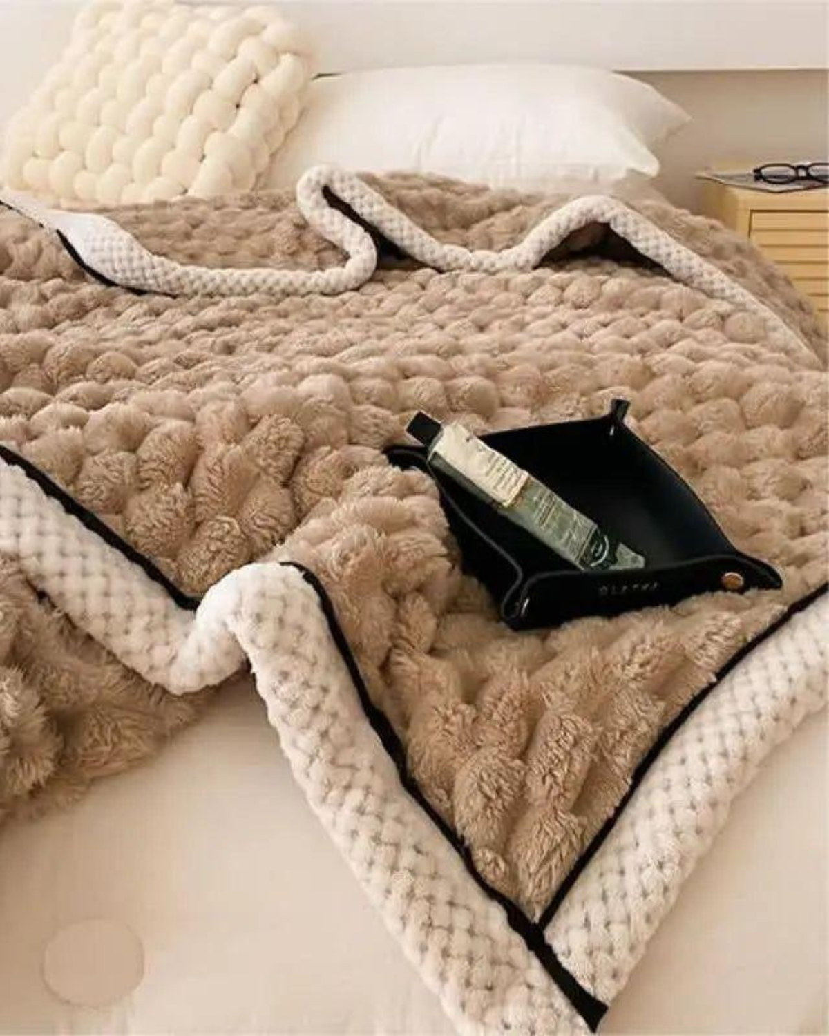 Tranquille Haven Plaid – Luxurious Comfort for Serene Spaces 2