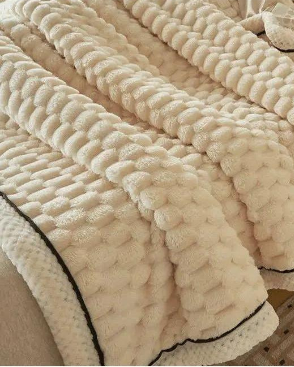 Tranquille Haven Plaid – Luxurious Comfort for Serene Spaces 4