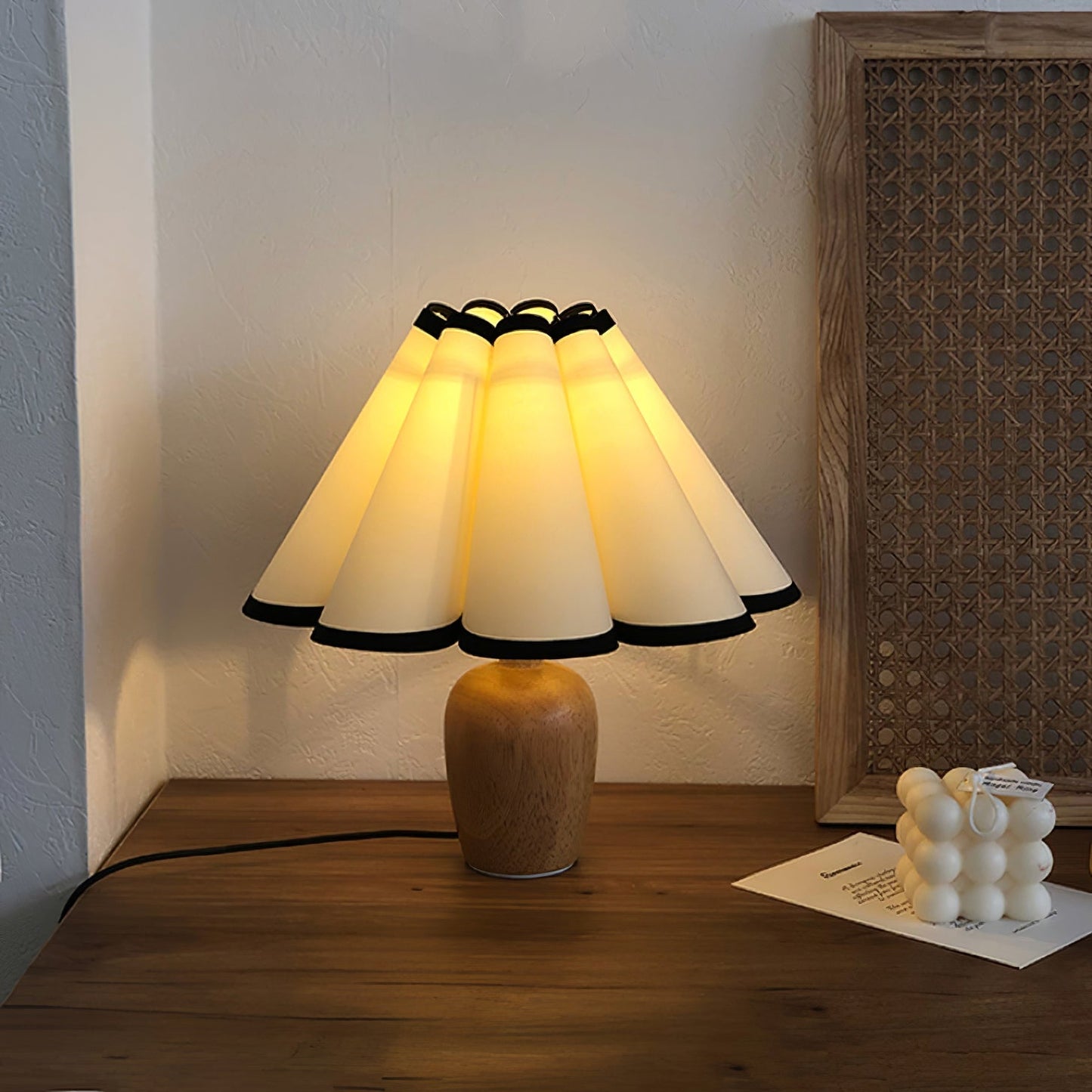 Vintage Fluted Table Lamp – Sophisticated Style with Warm Glow 3