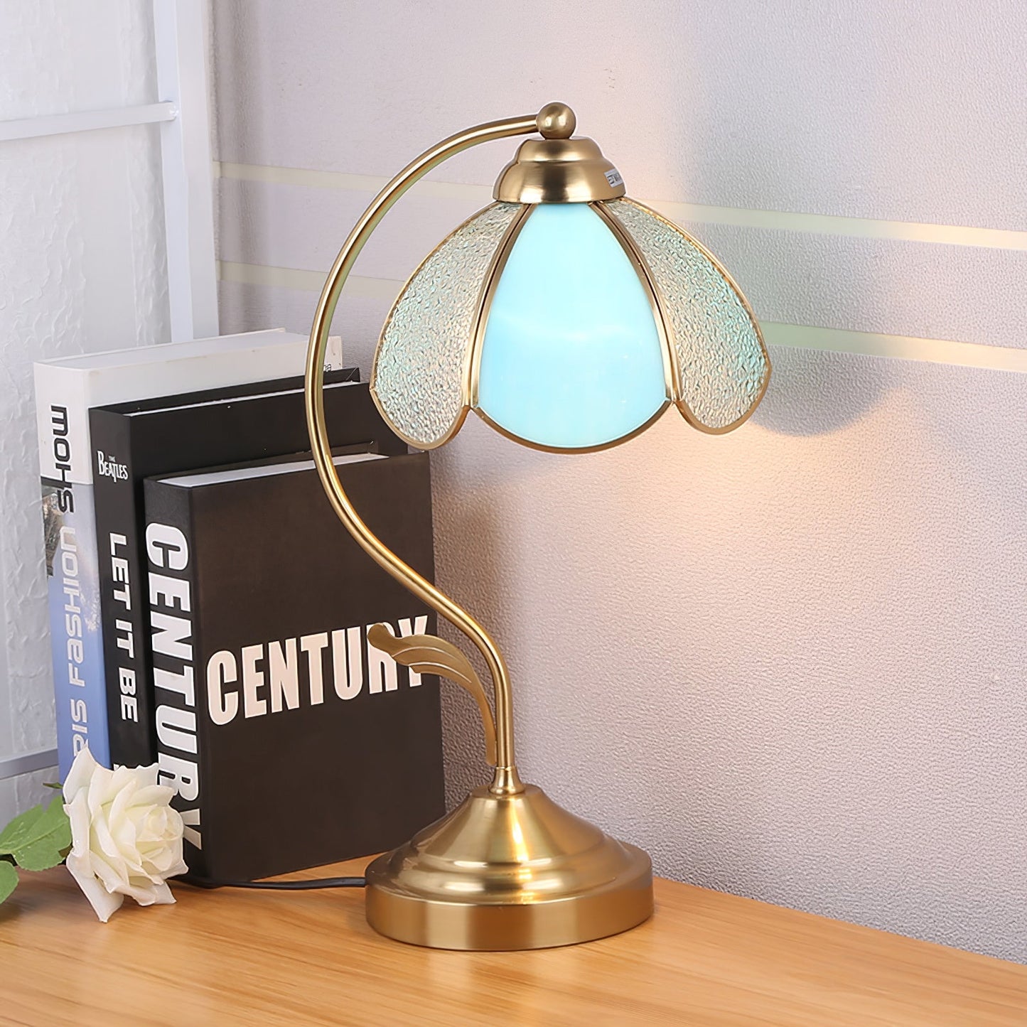Vintage Tiffany Table Lamp – Timeless Floral Elegance for Cozy Ambiance 2