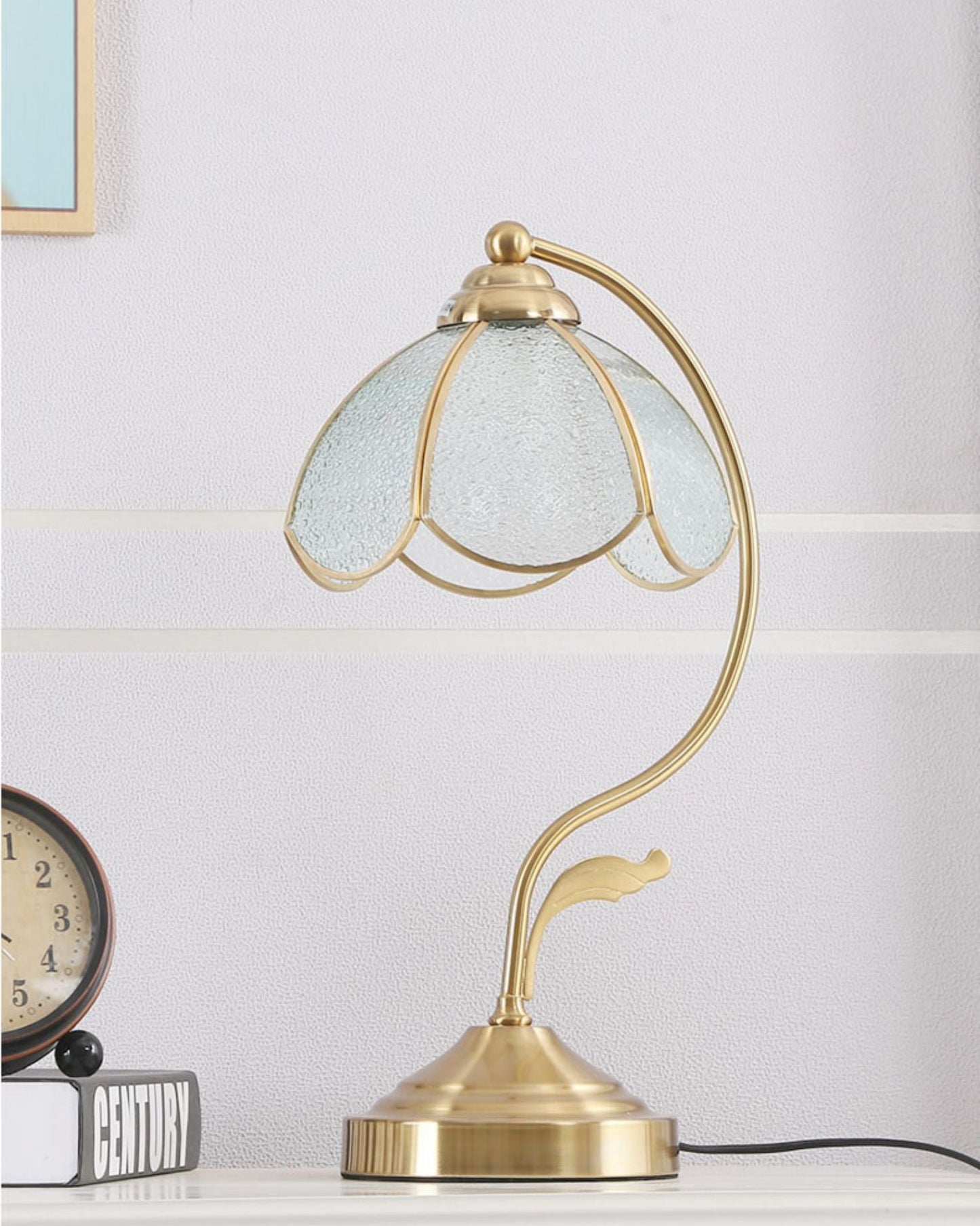 Vintage Tiffany Table Lamp – Timeless Floral Elegance for Cozy Ambiance 3