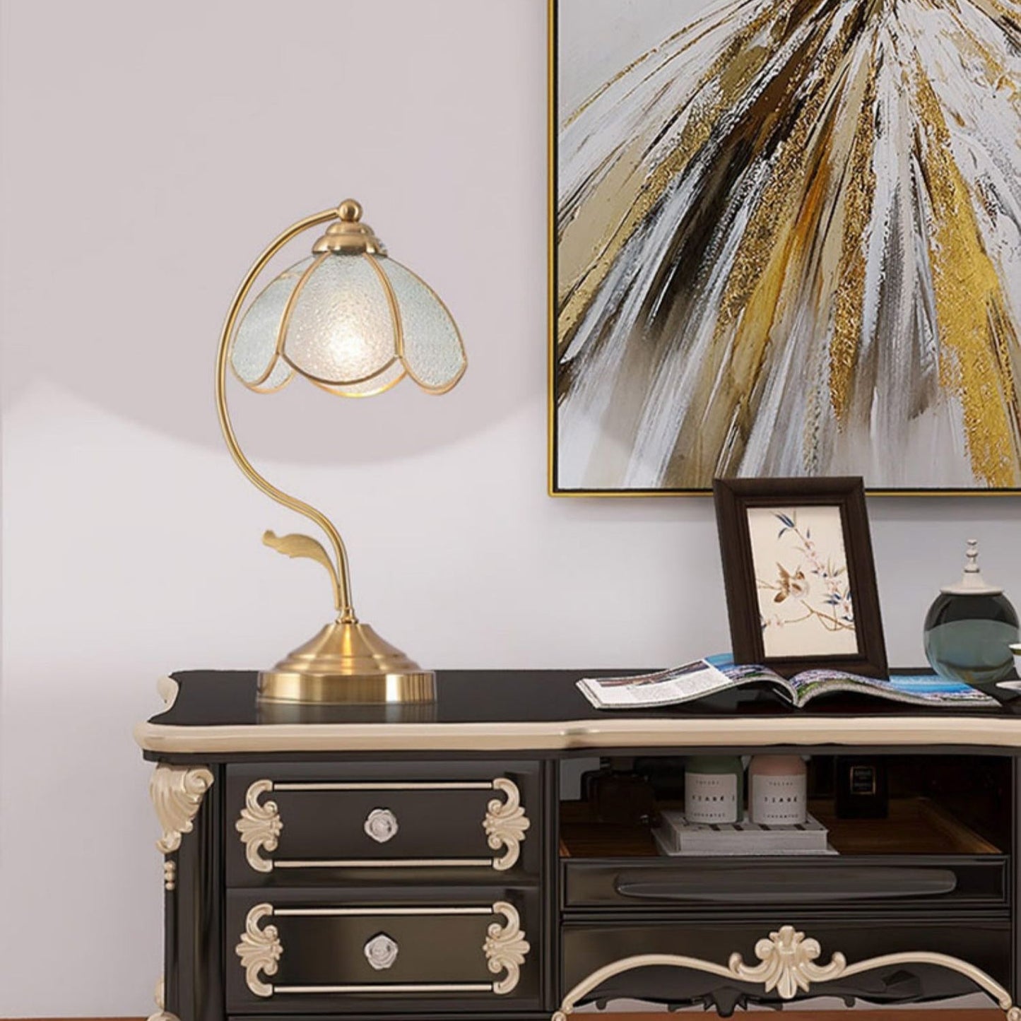 Vintage Tiffany Table Lamp – Timeless Floral Elegance for Cozy Ambiance 5