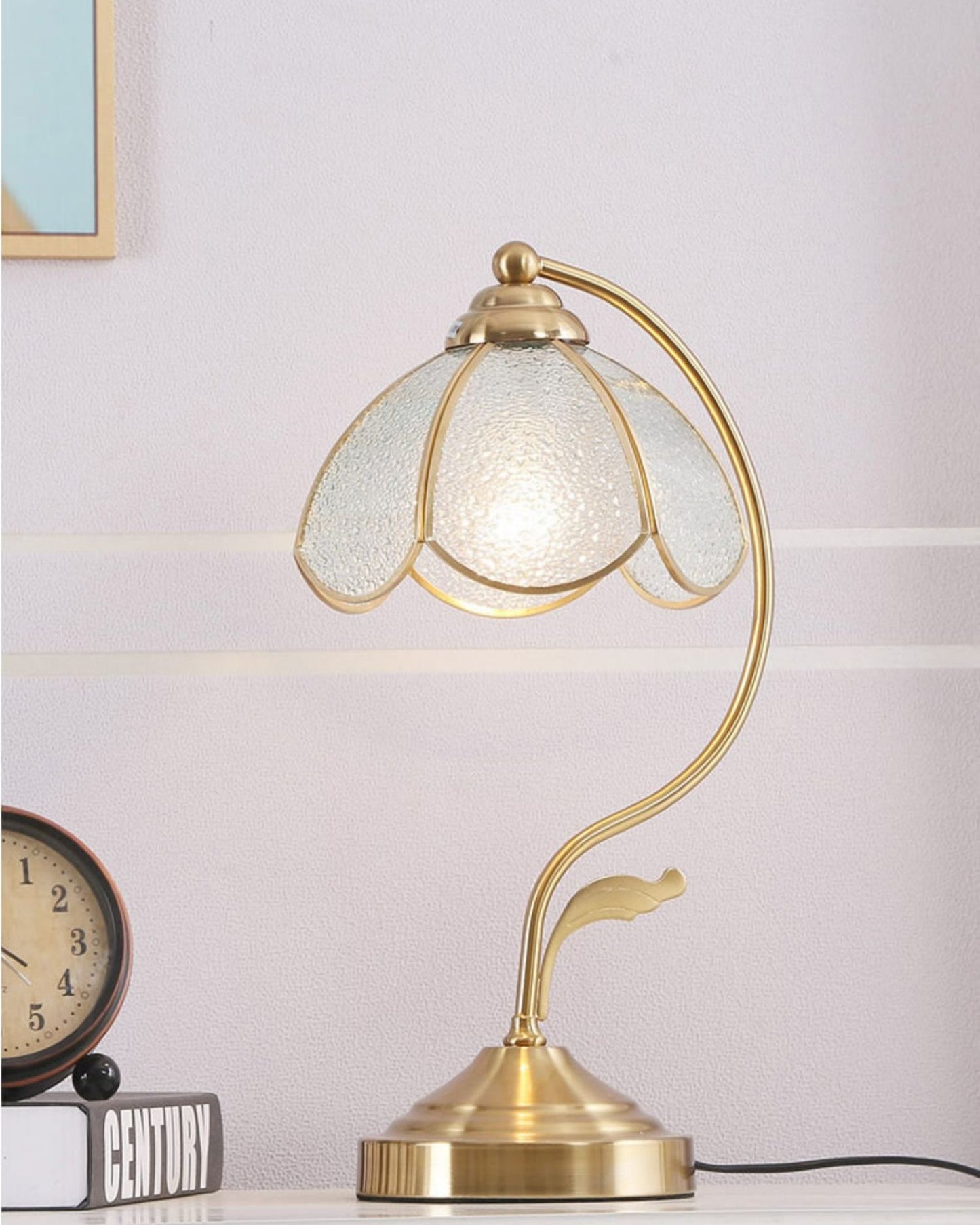 Vintage Tiffany Table Lamp – Timeless Floral Elegance for Cozy Ambiance 6