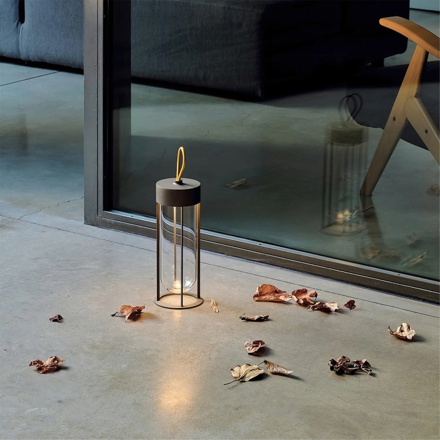 Vitro Table Lamp – Stylish LED Design with Flexible Use 4
