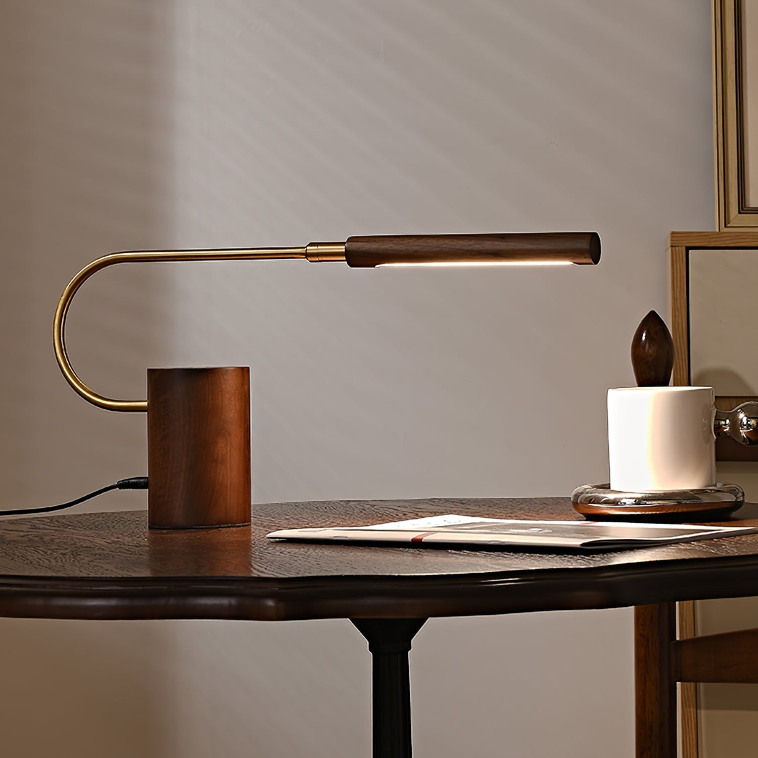 Banker Slim Table Lamp – Elegant Lighting with Natural Materials 1