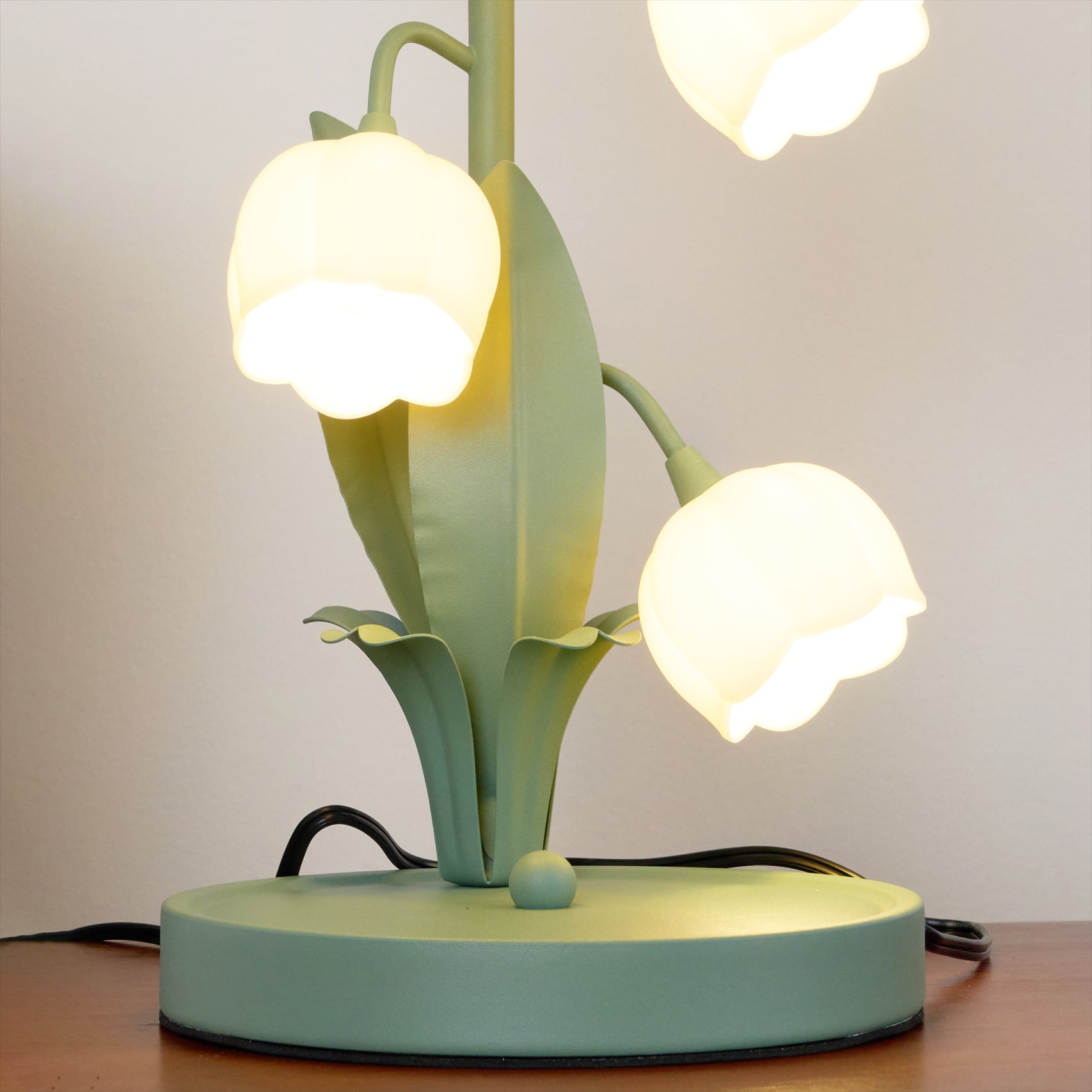Bell Orchid Table Lamp – Chic Ambiance with Orchid Motif 8
