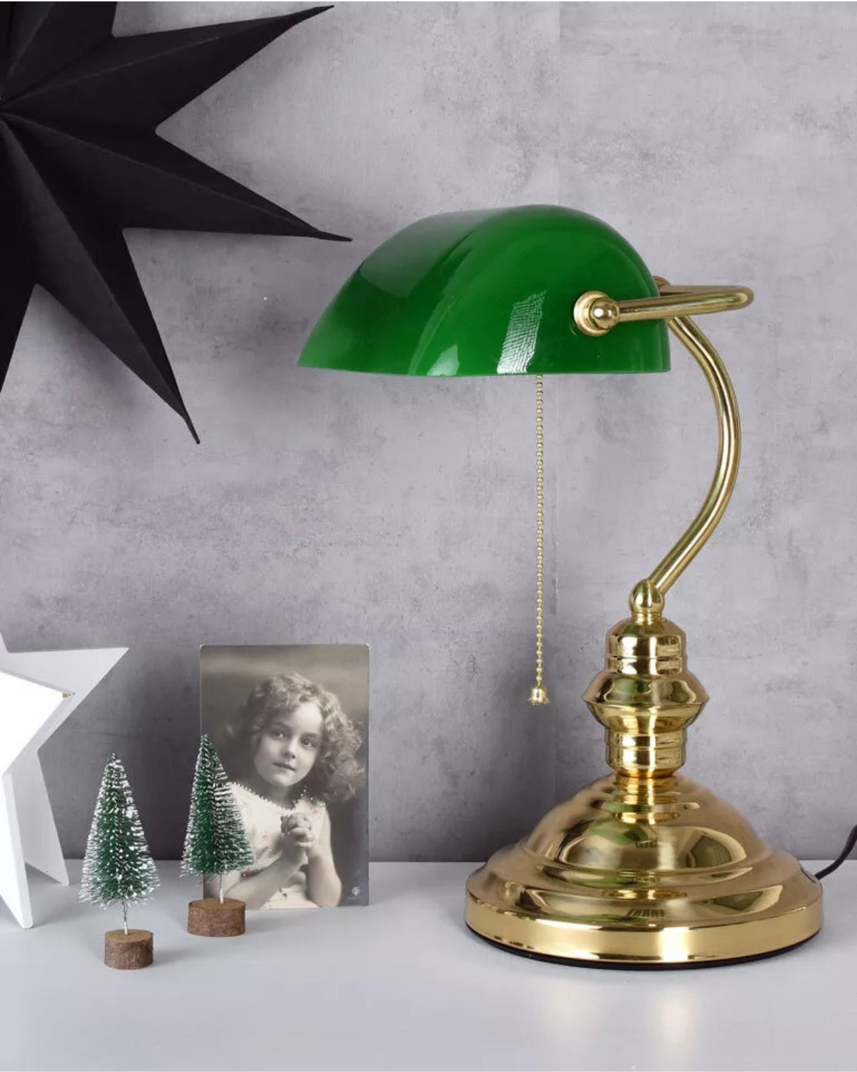 Classic Banker Lamp Brass Green – Elegant Design with Focused Illumination 1