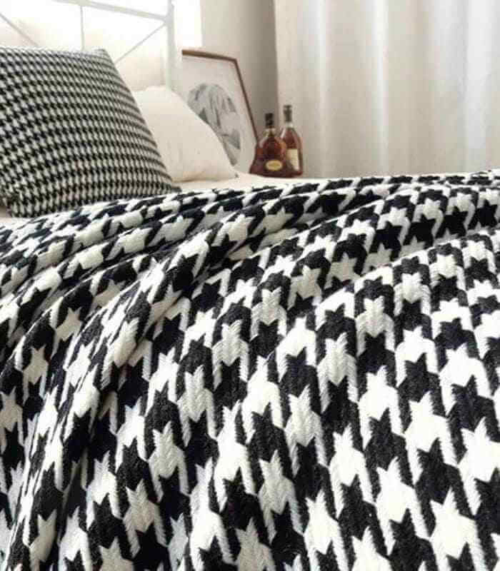 **Étoile Noir Throwing Ceiling – Timeless Design with Cozy Comfort** 1