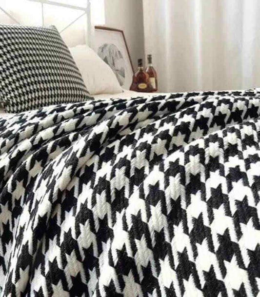 **Étoile Noir Throwing Ceiling – Timeless Design with Cozy Comfort** 1