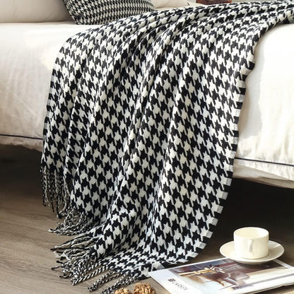**Étoile Noir Throwing Ceiling – Timeless Design with Cozy Comfort** 2