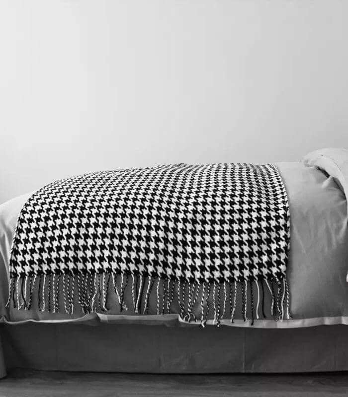 **Étoile Noir Throwing Ceiling – Timeless Design with Cozy Comfort** 3