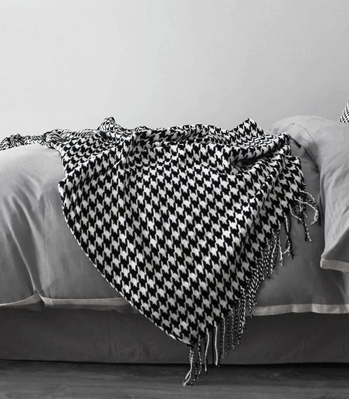 **Étoile Noir Throwing Ceiling – Timeless Design with Cozy Comfort** 4