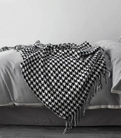 **Étoile Noir Throwing Ceiling – Timeless Design with Cozy Comfort** 4