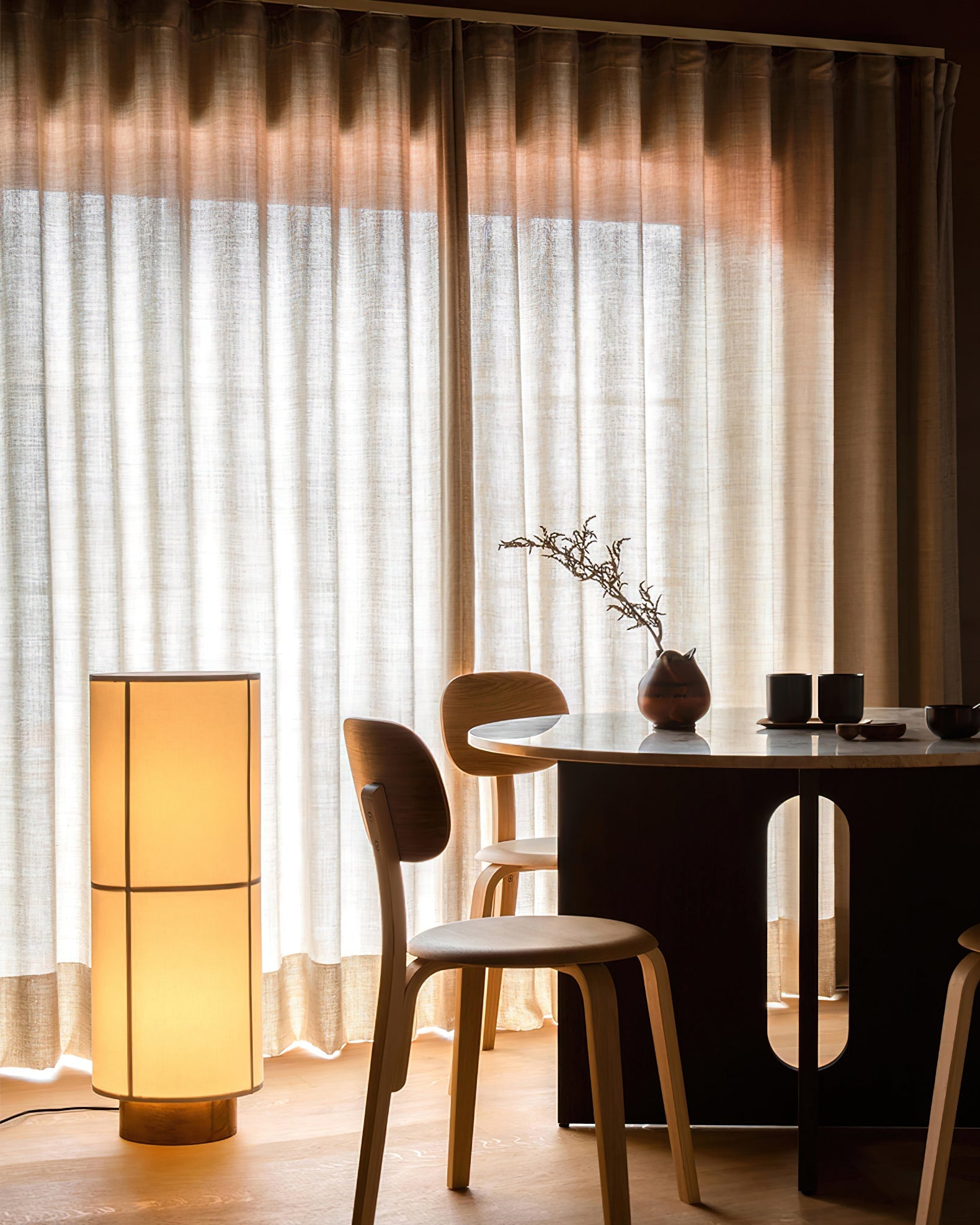 Kumo Linen Table Lamp – Elegant Light for Cozy Spaces 6
