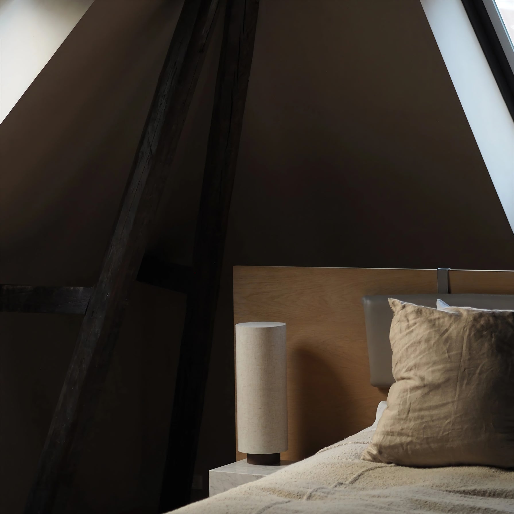 Kumo Linen Table Lamp – Elegant Light for Cozy Spaces 7