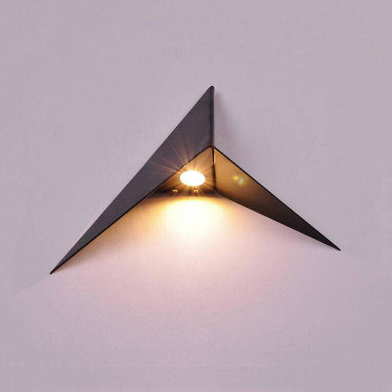 Loft Triangular LED Wall Light – Modern Design with Versatile Illumination 3