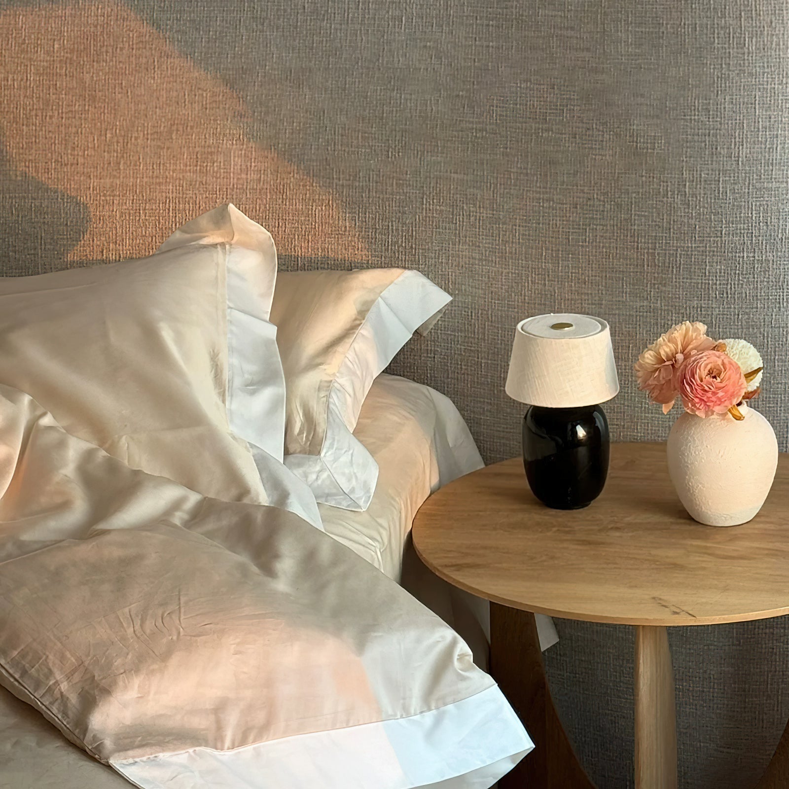 Marie Table Lamp – Luxurious Ceramic Base with Soft Glow 3