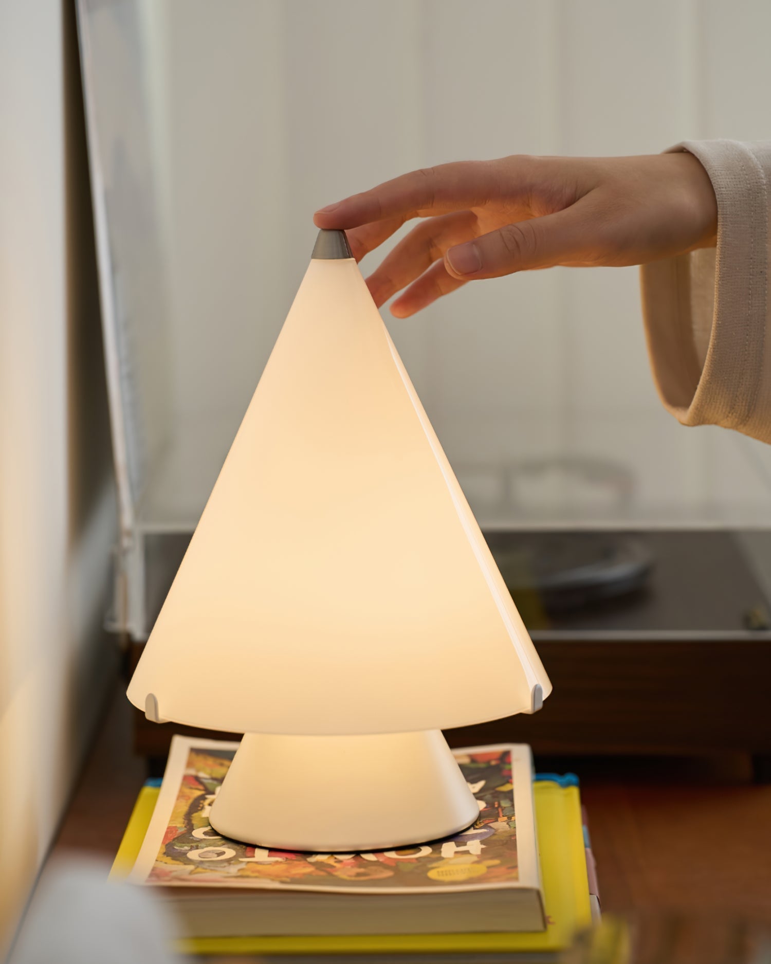 Miza Table Lamp – Elegant Design with Touch Control 4