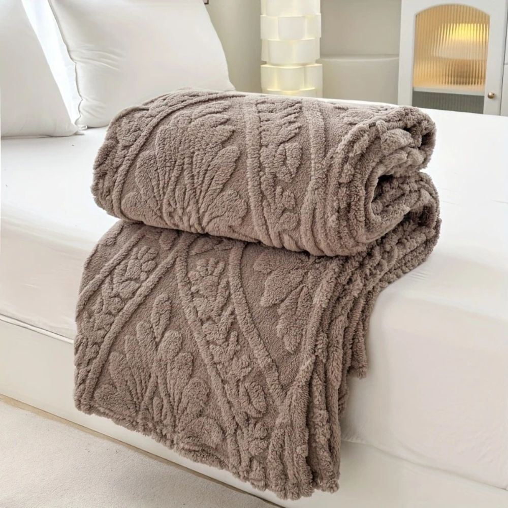 Paris Weave Jacquard Fleece Blanket – Luxurious Softness for Cozy Evenings 10